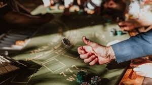 মোবাইলে শান্তভাবে সিদ্ধান্ত নেওয়ার দৃশ্য